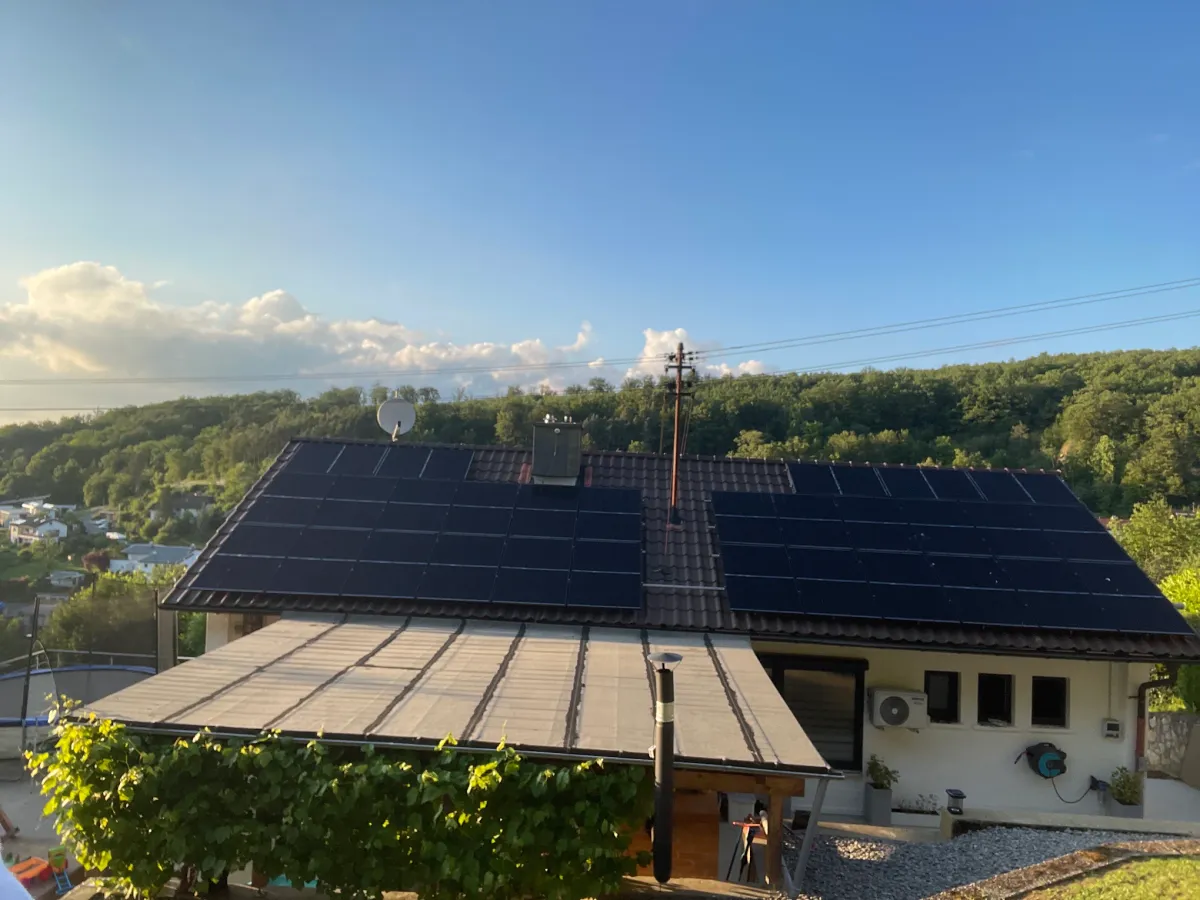 Kundenfoto aus der Google-Rezension: PV-Anlage auf dem Dach