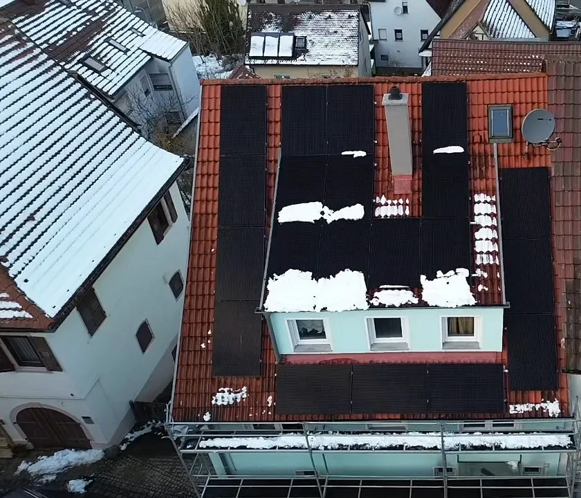 PV auf dem Satteldach im Ortskern